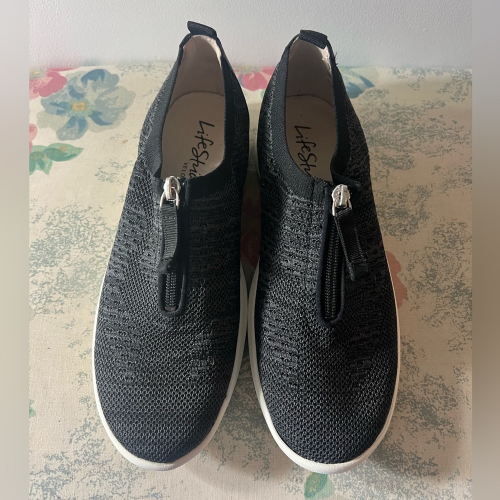 Women’s Size 8 Life Stride shoes